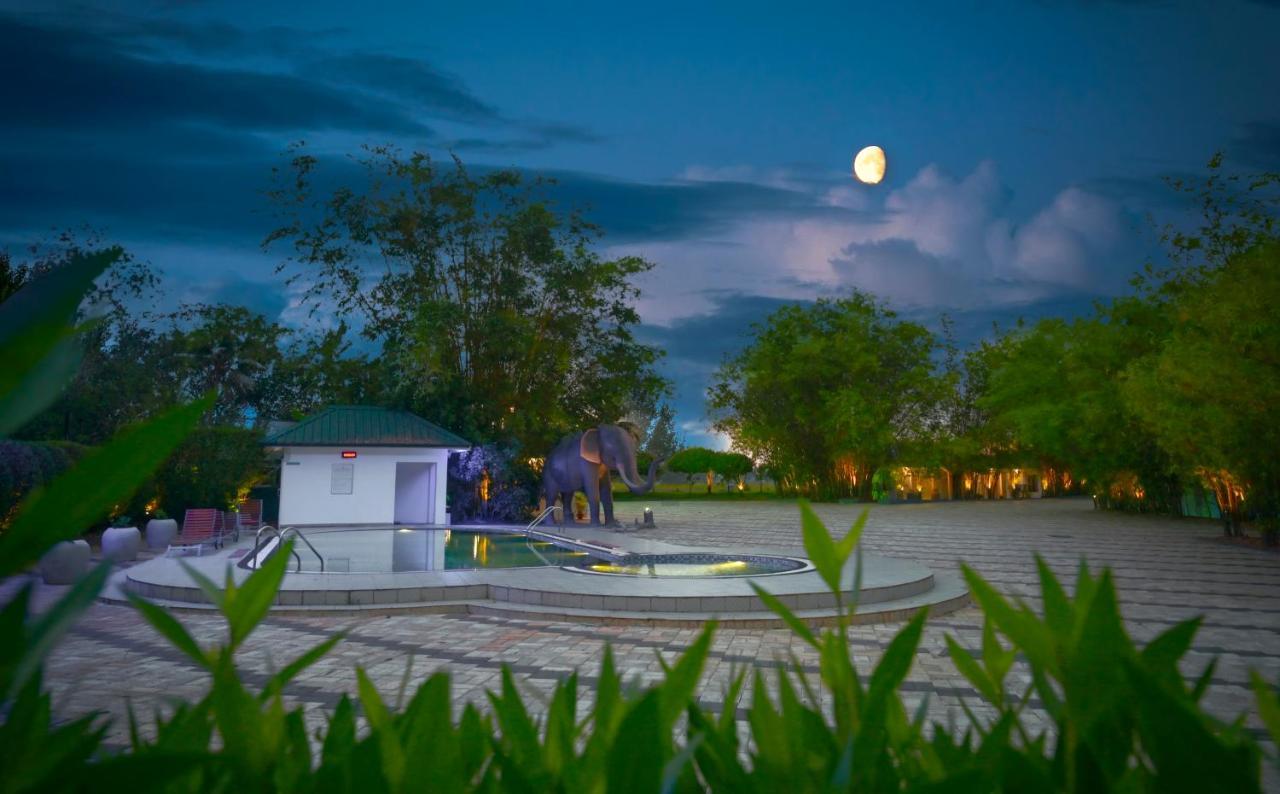 Contour Backwaters Hotel Resort & Convention Centre Rāmankari Exterior foto